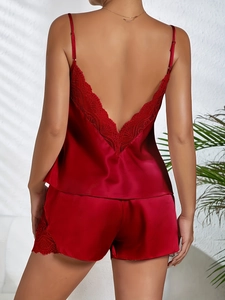 Détail du dos d'un pyjama en satin bordeaux avec dentelle élégante et col en V plongeant