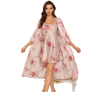Champagne roze satijnen pyjamaset met bloemenprint ochtendjas en jurk voor dames