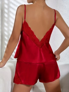 Vue du dos en V d'un ensemble de pyjama en satin rouge avec dentelle florale fine