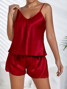 Détail du pyjama en satin rouge avec bordure en dentelle sur le short et aspect soie