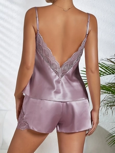 Vue détaillée du dos en V profond et de la dentelle délicate sur le pyjama en satin violet