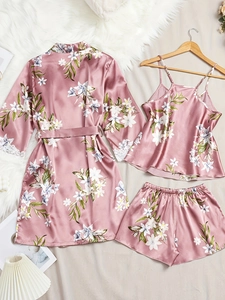 Détail de l'ensemble de pyjama 3 pièces en soie synthétique avec imprimé floral et dentelle