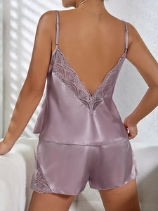 Vue détaillée du dos de l'ensemble pyjama en satin violet avec dentelle et dos ouvert
