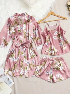 Détail d'un pyjama trois pièces en satin rose avec dentelle blanche et imprimé floral