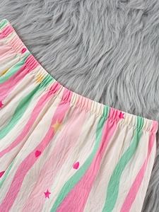 Détail de la taille élastique d'un pyjama rayé avec motifs étoiles et cœurs