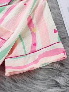 Détail du tissu rayé pour pyjama femme avec jolis imprimés de cœurs et d'étoiles
