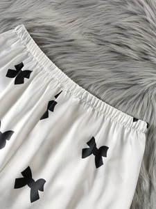 Détail du short de pyjama blanc à nœuds noirs avec taille élastique en satin doux