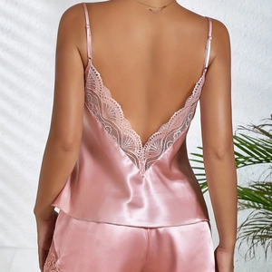 Ensemble de pyjama en satin rose avec haut en dentelle et short pour vêtements de nuit