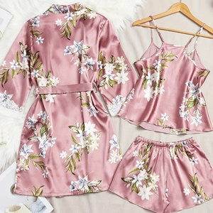 Ensemble pyjama 3 pièces en satin floral avec peignoir caraco et short pour femme