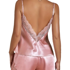 Ensemble de pyjama en satin rose avec dentelle, caraco à fines brides et short fluide