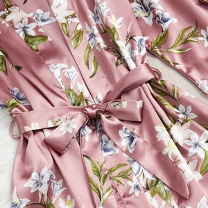 Ensemble pyjama trois pièces en satin pour femmes avec robe à fleurs et ceinture nouée