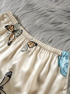 Dettaglio della vita elastica e della stampa a farfalla sui pantaloncini del pigiama in raso