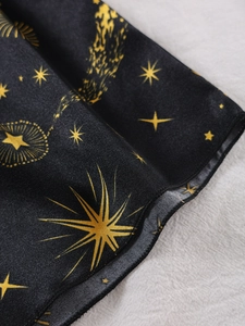 Detail der Seiden-Satin-Stoff mit goldenen Sternmustern und Saumnäh-Handwerkskunst