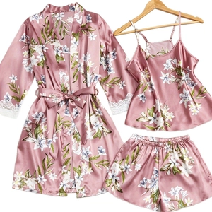Ensemble de pyjama 3 pièces en satin rose avec imprimé floral, peignoir et dentelle