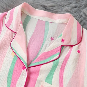 Pyjama court en coton à rayures pour femmes avec étoiles colorées et liseré rose