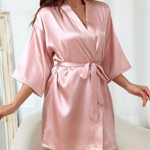 Peignoir en satin rose avec ceinture réglable et manches kimono pour femme
