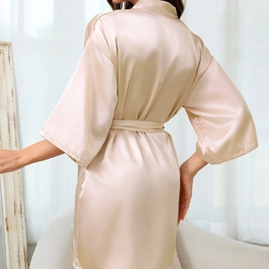 Peignoir kimono en satin de soie champagne pour femme avec vue de dos élégante et ceinture