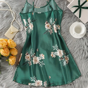 Set pigiama in raso verde scuro con stampa floreale su sfondo di peluche grigio