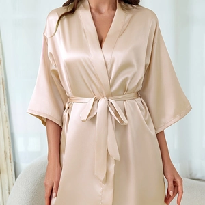 Peignoir en satin de soie champagne avec ceinture réglable et col en V pour femmes