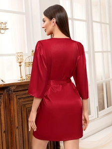 Vue arrière d'un peignoir en satin rouge avec ceinture dans un cadre intérieur chic