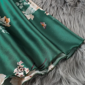 Set pigiama in raso verde con stampa floreale e farfalla effetto seta