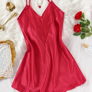 Nuisette élégante en satin rouge avec dentelle au décolleté et fines bretelles réglables