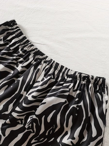 Detail der Satin-Nachtwäsche mit Zebradruck und Textur des elastischen Bundes