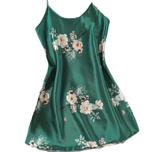 Sottoveste in raso verde scuro a fiori con elegante lucentezza serica e spalline sottili