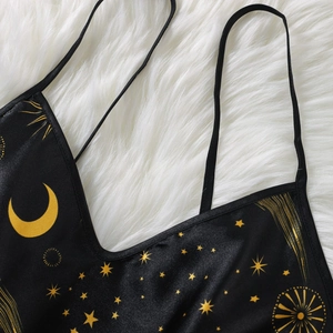 Damen Schlafanzug-Oberteil aus schwarzem Satin mit goldenem Sternenprint auf weißem Pelz