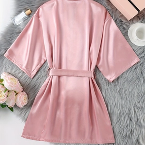 Peignoir kimono en satin rose pour femme avec finition satinée sur fond en peluche grise