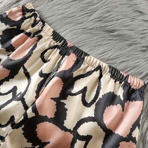 Damen-Schlafanzughose aus Seidensatin mit rosa Tierprint und elastischem Bund