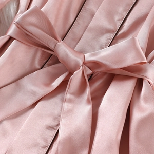 Peignoir élégant en satin rose à manches longues avec un détail de nœud luxueux