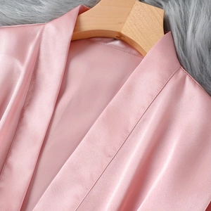 Peignoir en satin rose pour femme avec col en V et tissu soyeux au drapé élégant