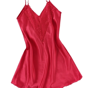 Nuisette élégante en satin rouge foncé avec col en V en dentelle et fines bretelles