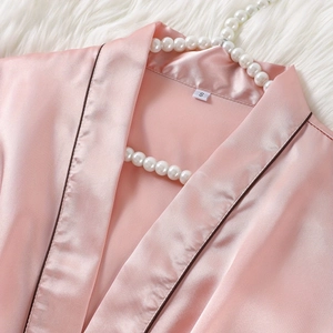 Peignoir en satin rose pour femme avec col en V, liseré noir et décor de perles