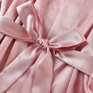 Ensemble pyjama en soie rose comprenant un peignoir en satin avec un nœud à la taille