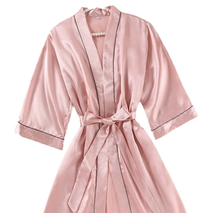 Peignoir long en satin rose pour femme avec liseré noir et ceinture ajustable