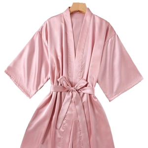 Peignoir élégant en satin rose avec éclat de soie et ceinture pour vêtements de nuit