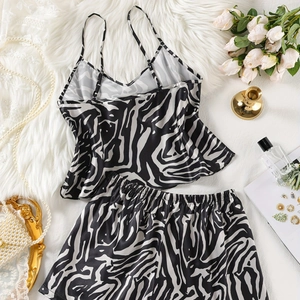 Seidiges Satin-Pyjama-Set mit Zebra-Print Camisole und Shorts auf Plüschgrund