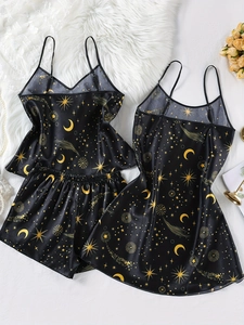 Flachbild von schwarzem Satin-Pyjama-Set mit gelben Stern- und Monddrucken