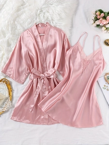 Ensemble nuisette rose en satin avec dentelle et peignoir assorti en gros plan