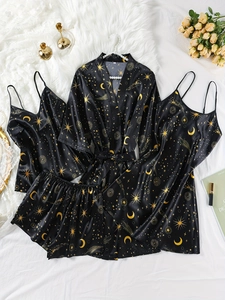 Vue détaillée d'un ensemble de pyjama quatre pièces en satin noir avec motifs lunes et étoiles