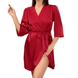 Peignoir de satin rouge foncé avec col en V, texture soyeuse et ceinture à la taille