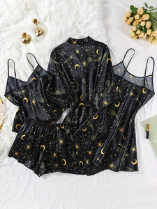 Vue à plat d'un ensemble pyjama en satin noir avec motifs dorés de lune et d'étoiles