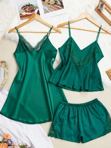Dettaglio del set pigiama in seta verde smeraldo con pizzo delicato su tre pezzi