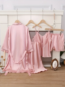Détail d'un ensemble de pyjama 4 pièces en satin rose avec dentelle sur cheminée