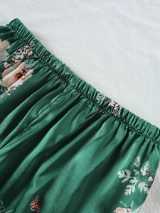 Dettaglio macro dell'elastico in vita dei pantaloncini del pigiama in raso verde