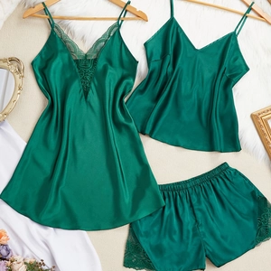 Elegante Set Pigiama in Raso Verde Smeraldo da Donna con Inserti in Pizzo Scollo a V Sopra e Sotto Indumenti da Notte per Casa