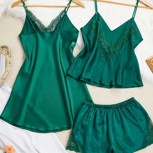 Elegante set pigiama 3 pezzi in raso verde scuro con raffinati bordi in pizzo