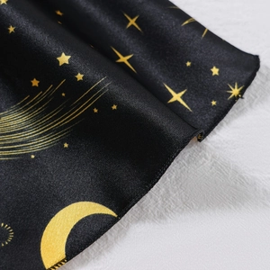 Schwarzes 3-teiliges Damen-Pyjama-Set aus Satin mit goldenem Mond- und Sternenmuster